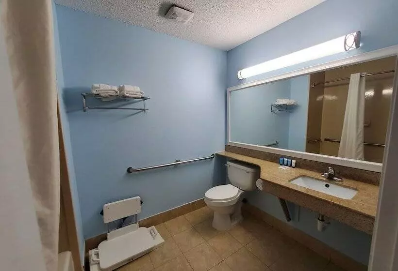 מוטל Coastal Inn & Suites