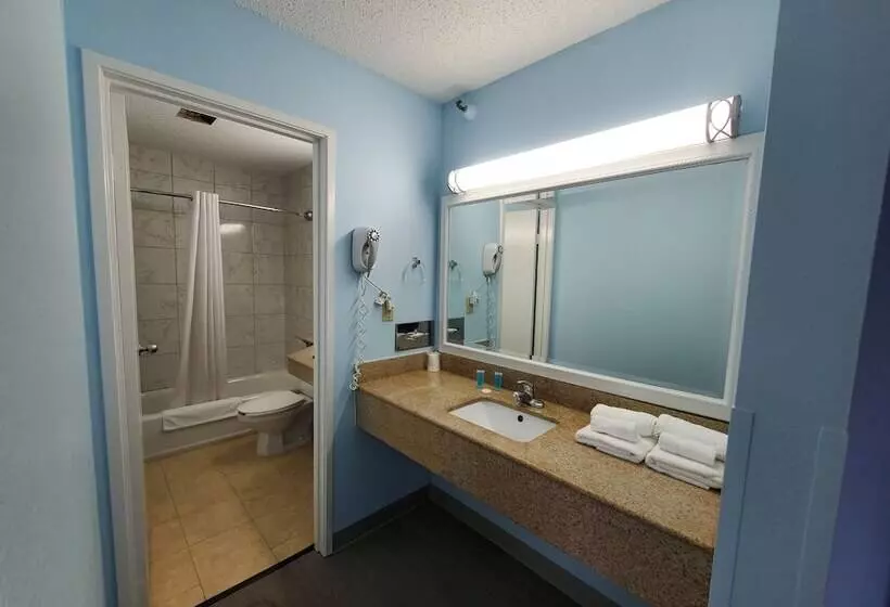 מוטל Coastal Inn & Suites