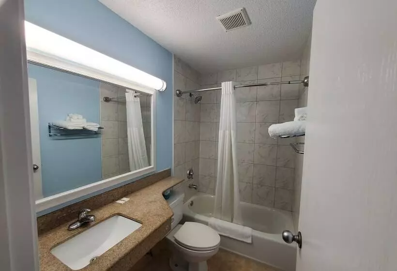 מוטל Coastal Inn & Suites