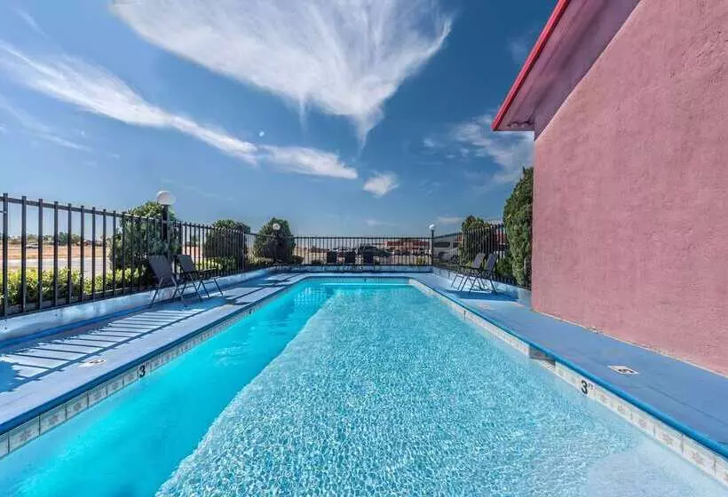 모텔 Super 8 By Wyndham Eastland