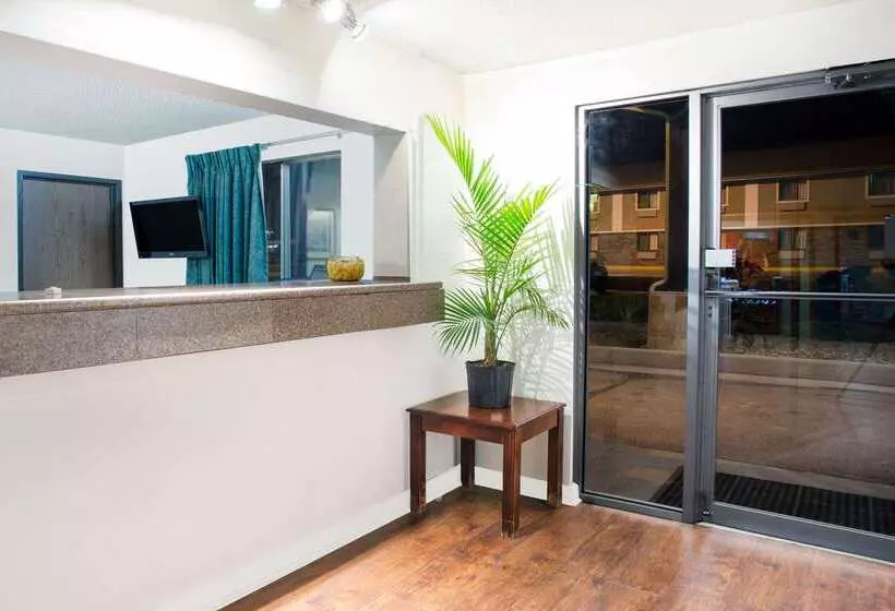 Мотель Super 8 By Wyndham Limon