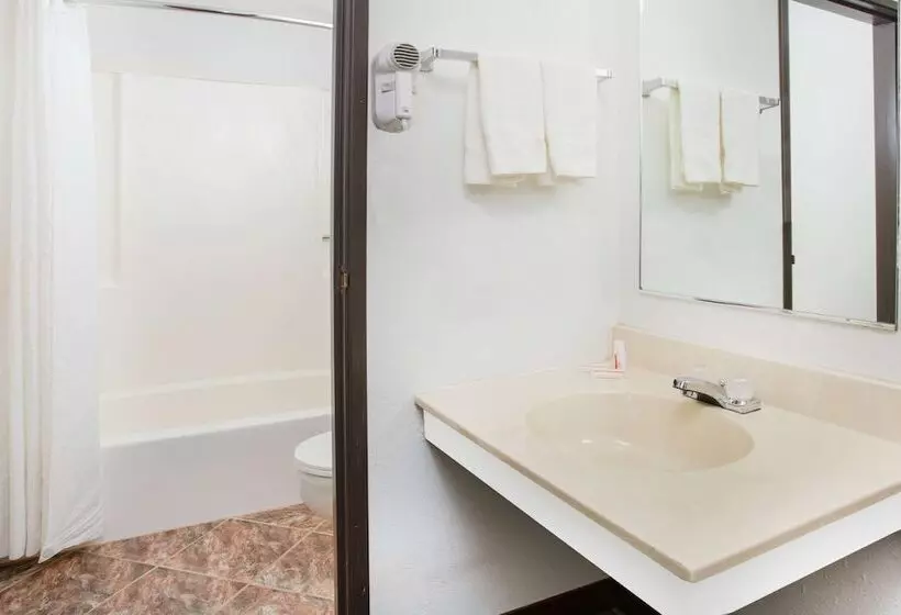 Мотель Super 8 By Wyndham Limon