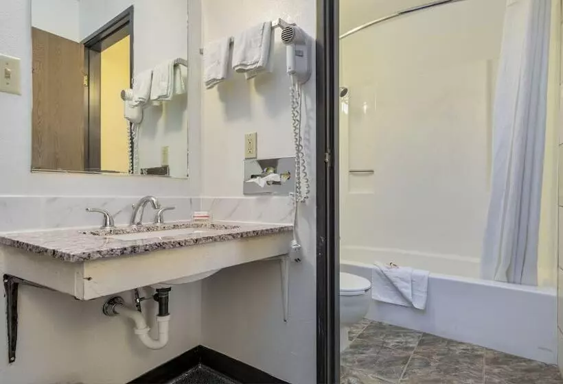 Мотель Super 8 By Wyndham Limon