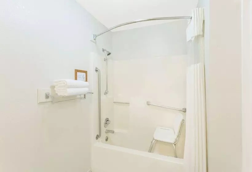 汽车旅馆  Upper Lake Inn & Suites