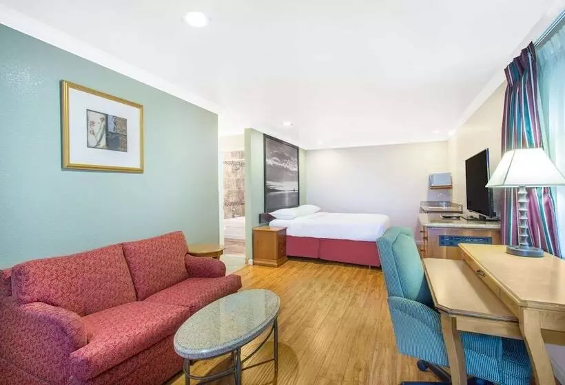 汽车旅馆  Upper Lake Inn & Suites