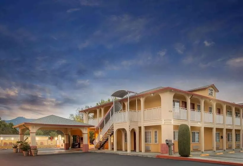 汽车旅馆  Upper Lake Inn & Suites