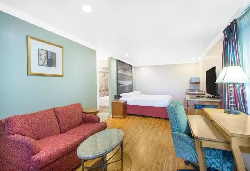 汽车旅馆  Upper Lake Inn & Suites