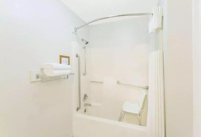 汽车旅馆  Upper Lake Inn & Suites