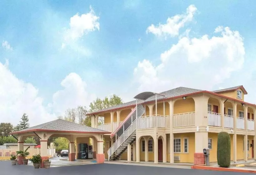 汽车旅馆  Upper Lake Inn & Suites