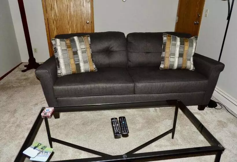 فندق على الطريق The Washburn Inn