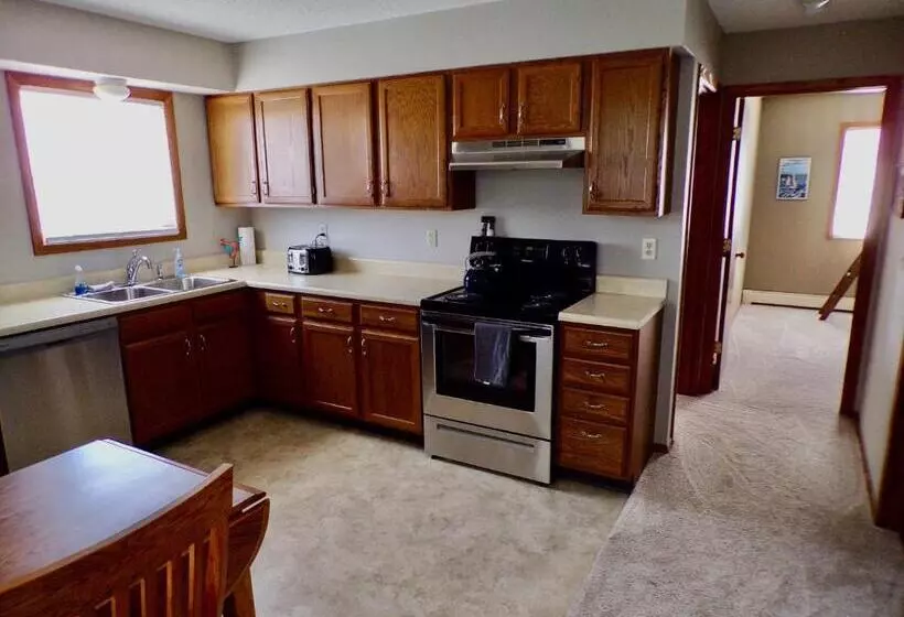 فندق على الطريق The Washburn Inn