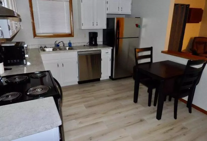 فندق على الطريق The Washburn Inn