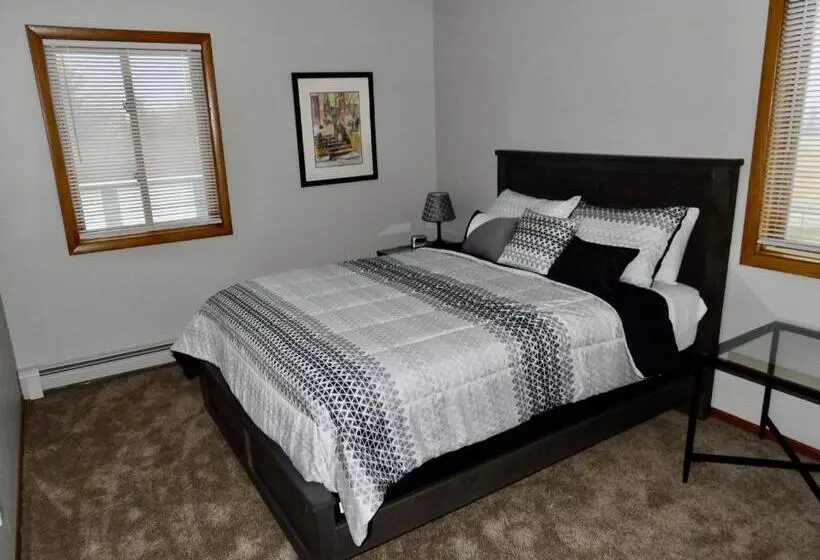 فندق على الطريق The Washburn Inn