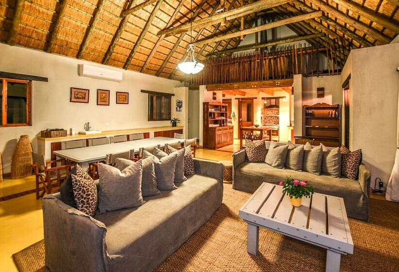 בית מלון כפרי Leopard's Lair Bush Lodge