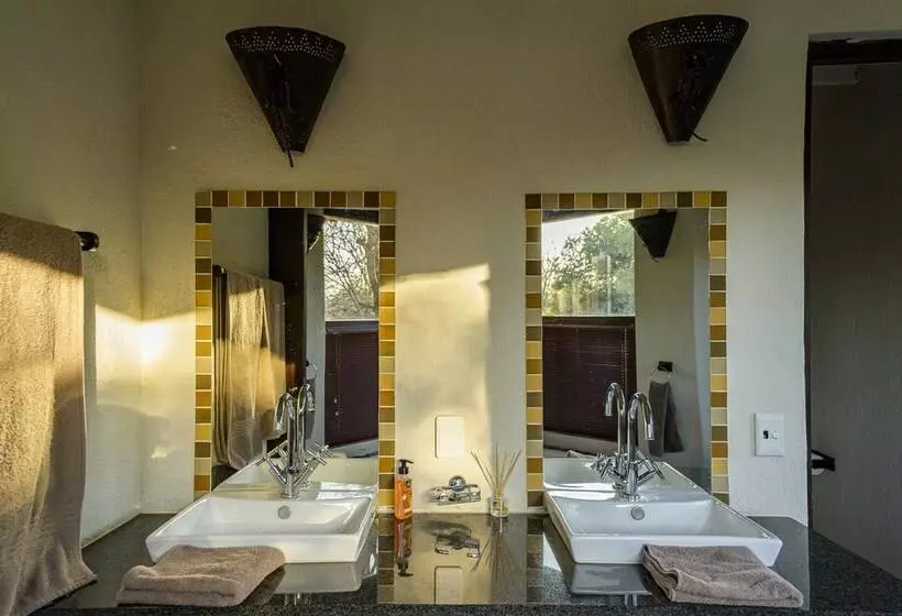 Hotelli Leopard's Lair Bush Lodge