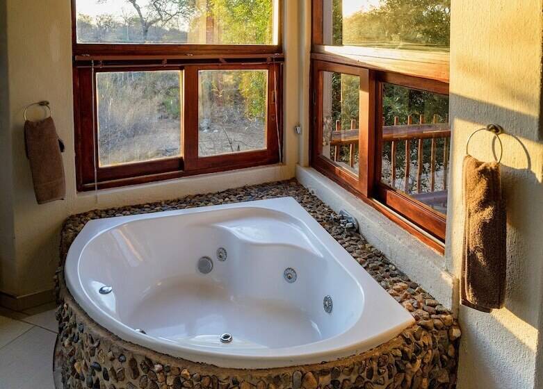 בית מלון כפרי Leopard's Lair Bush Lodge