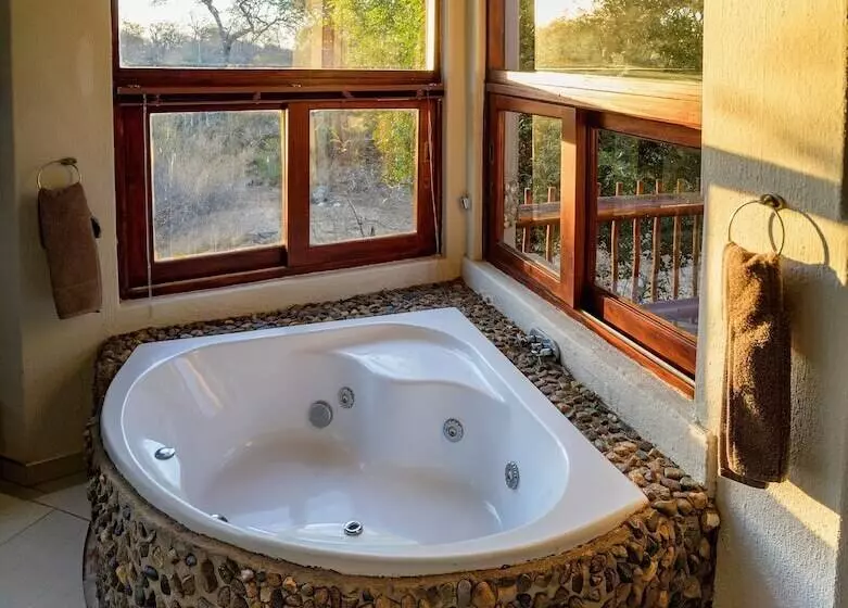 Hotelli Leopard's Lair Bush Lodge