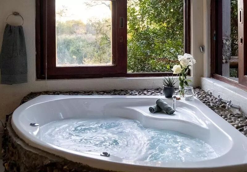 Hotelli Leopard's Lair Bush Lodge