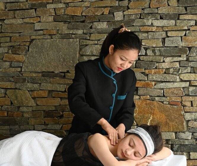 Stone Hedge Hotel Hunder