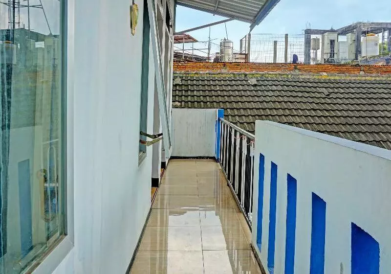 Retkeilymaja Spot On 1711 Serayu Sumbersari Residence