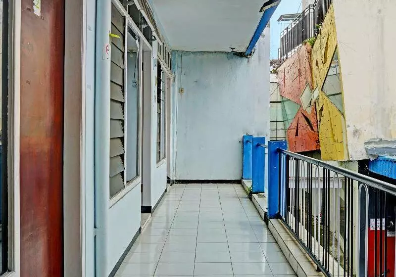Retkeilymaja Spot On 1711 Serayu Sumbersari Residence
