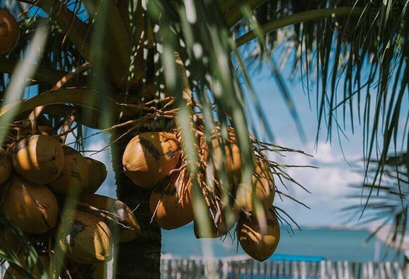 בית מלון כפרי The Kelong Trikora Resort