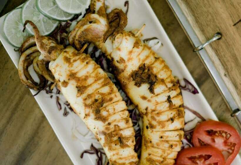 בית מלון כפרי The Kelong Trikora Resort