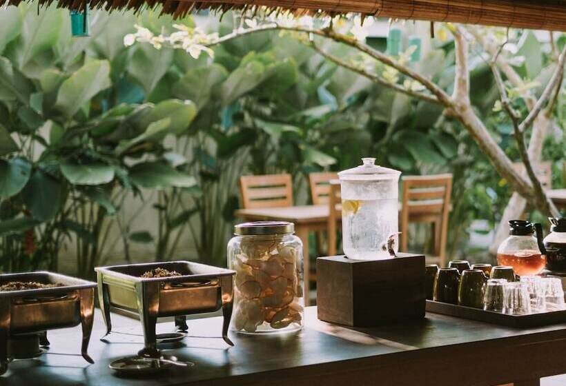 בית מלון כפרי The Kelong Trikora Resort