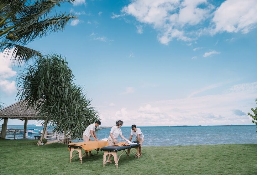 בית מלון כפרי The Kelong Trikora Resort