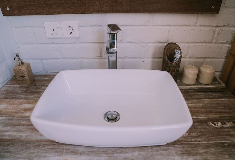 בית מלון כפרי The Kelong Trikora Resort