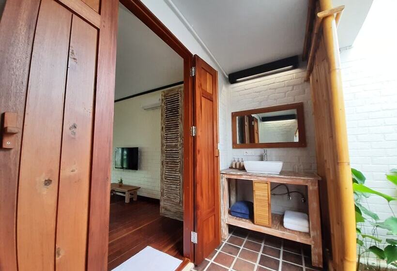 בית מלון כפרי The Kelong Trikora Resort