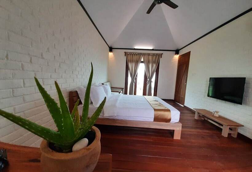 בית מלון כפרי The Kelong Trikora Resort