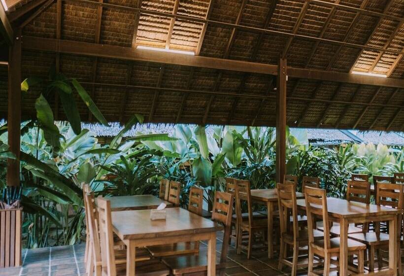 בית מלון כפרי The Kelong Trikora Resort