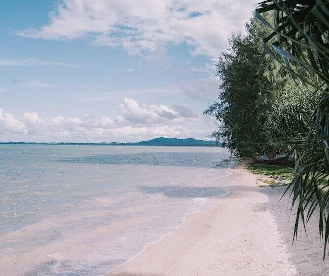 בית מלון כפרי The Kelong Trikora Resort