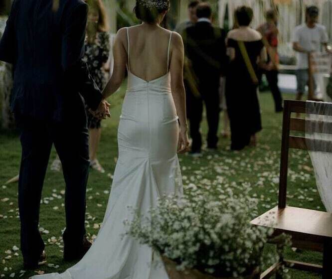 בית מלון כפרי The Kelong Trikora Resort