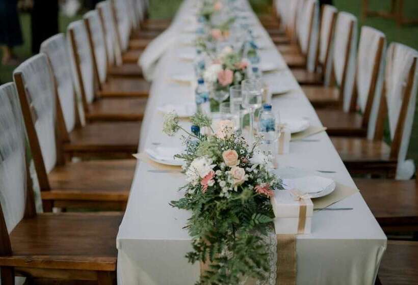 בית מלון כפרי The Kelong Trikora Resort