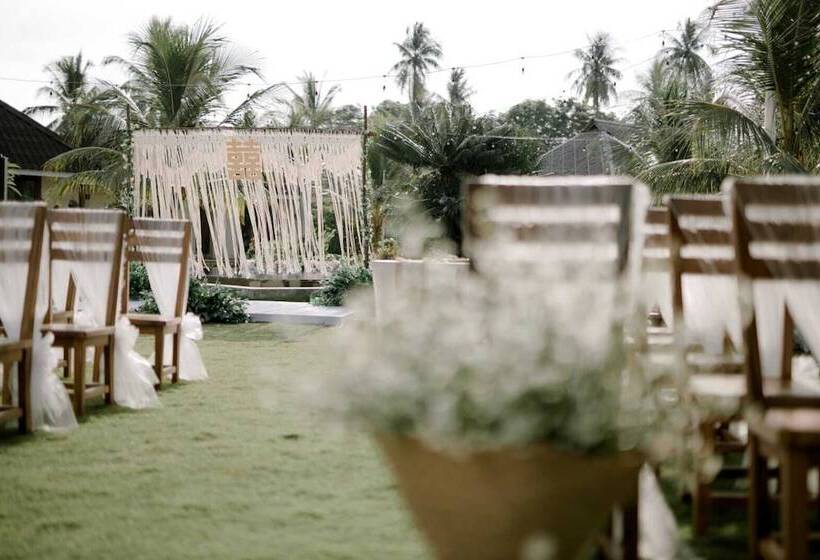 בית מלון כפרי The Kelong Trikora Resort