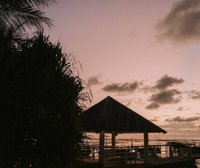 בית מלון כפרי The Kelong Trikora Resort