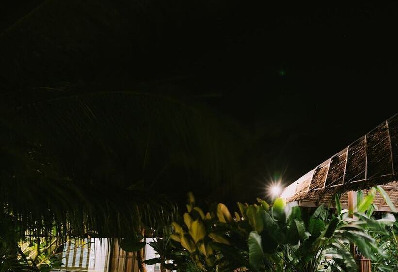 בית מלון כפרי The Kelong Trikora Resort