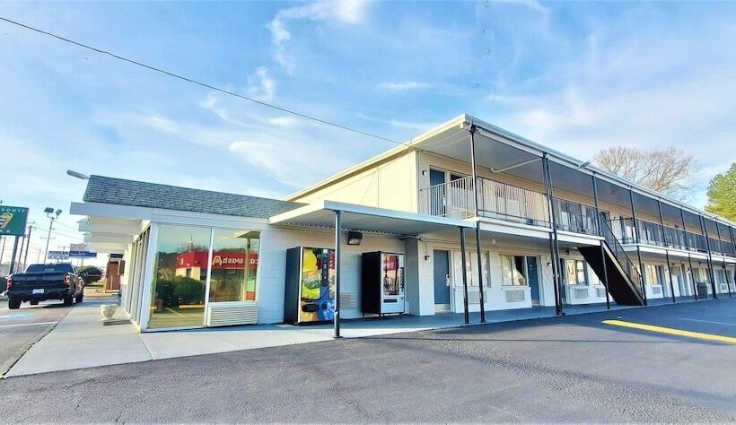 ホテル Economy 7 Inn Newport News