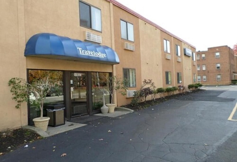 בית מלון כפרי Travelodge By Wyndham Cleveland Lakewood