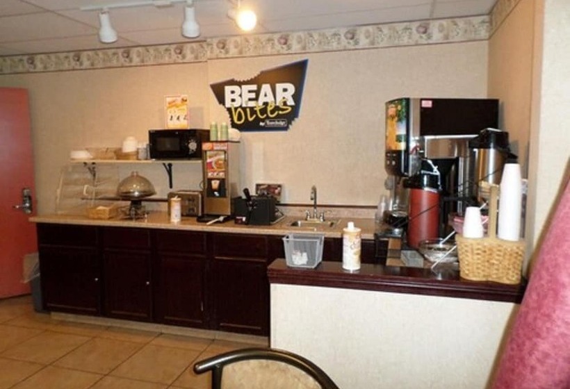 בית מלון כפרי Travelodge By Wyndham Cleveland Lakewood