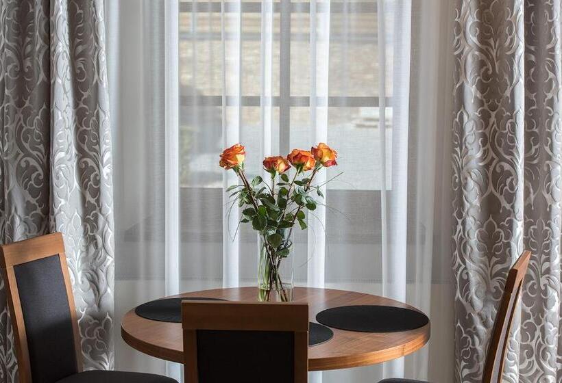 膳宿费 Residence Hluboká