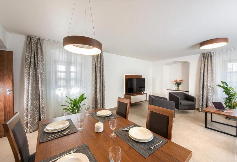 膳宿费 Residence Hluboká