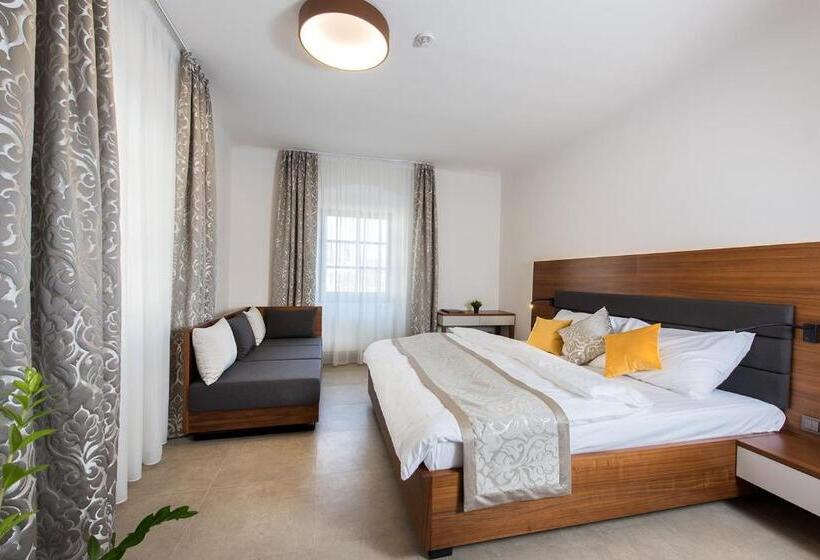 膳宿费 Residence Hluboká