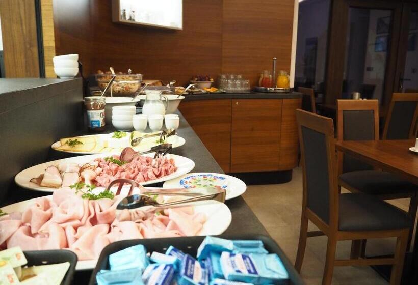 膳宿费 Residence Hluboká