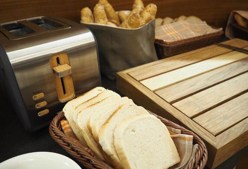 膳宿费 Residence Hluboká