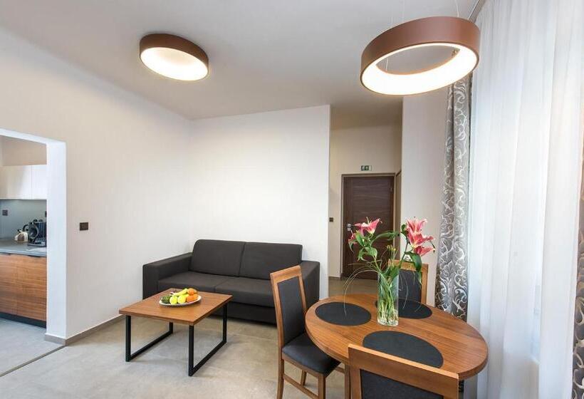 膳宿费 Residence Hluboká