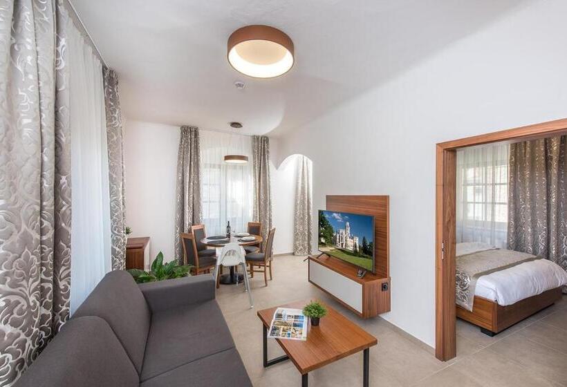 膳宿费 Residence Hluboká