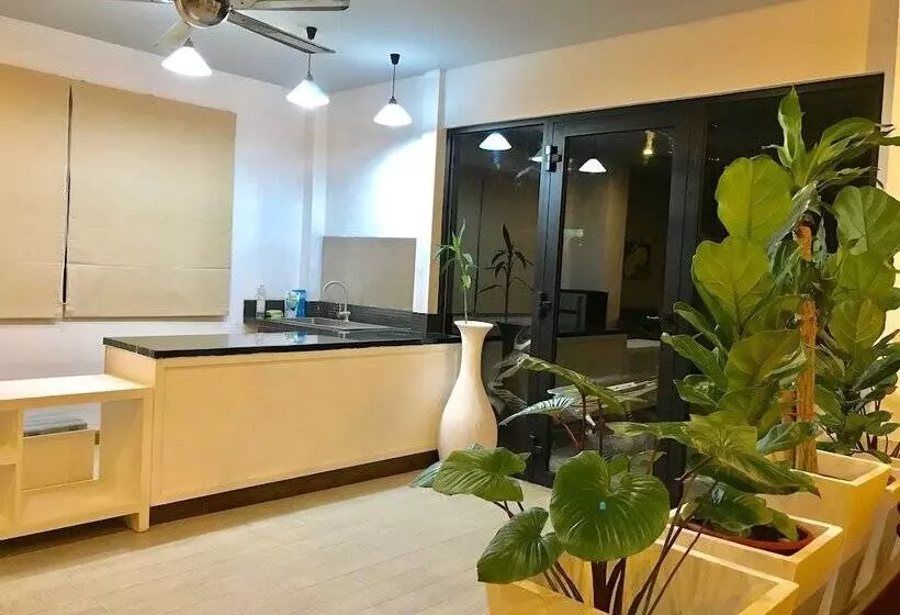 ユースホステル Hiranyika Cafe And Bed